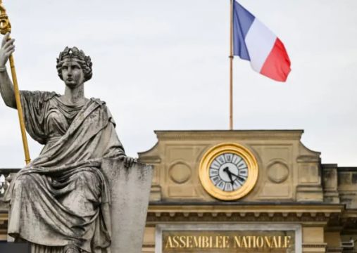 Fransa'da seçimlerin ikinci turunda en çok sandalyeyi kazanacağı tahmin edilen aşırı sağcı parti üçü