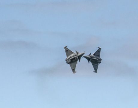 Fransa'da iki Rafale savaş uçağı havada çarpıştıktan sonra düştü.