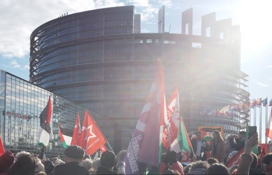 Strazburg'da Filistin halkının korunması için AP binası önünde protesto düzenlendi.