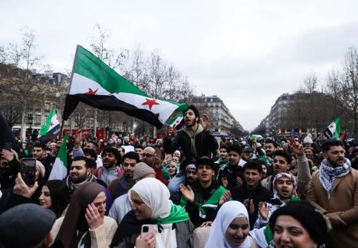 Beşşar Esed'in devrilmesi Paris'teki Suriyeliler tarafından  kutlandı.