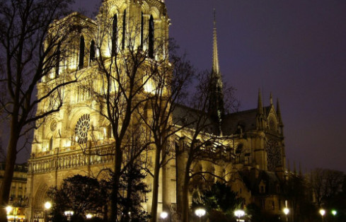 Yeni Yıla Paris'te Notre Dame Katedrali'ndeki kutlamalarla girildi. 