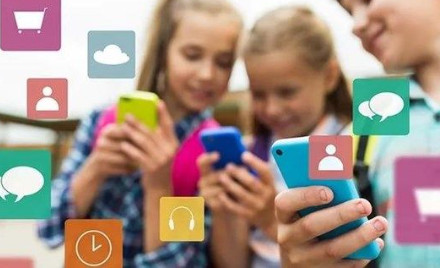 Macron 15 yaşından küçüklere sosyal medya erişimini yasaklayacağını açıkladı.