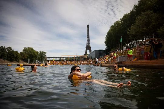 Paris sakinleri yüz yılı aşkın bir süre sonra yasal olarak Seine Nehri'nde yüzmeye başladı.