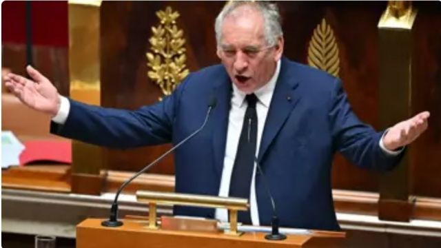 Beklenen oldu Fransa'da hükümet güvenoyu alamadı düştü.