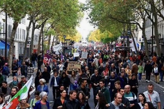 Fransa genelinde hükümetin tasarruf planına karşı protestolar.