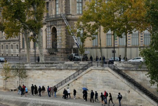 Louvre müzesinde sabah erken saatlerde film gibi bir soygun gerçekleşti.