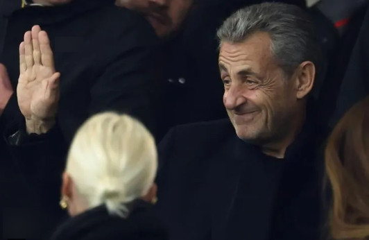 Eski Fransa Cumhurbaşkanı Sarkozy 5 yıllık hapis cezası sonrası cezaevine girecek.