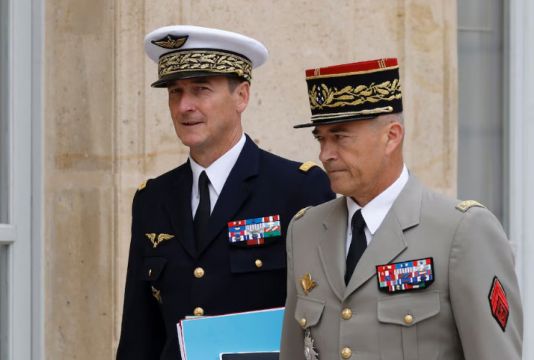 Generalin 'savaş hazırlığı' sözleri Paris'te tartışmaya sebeb oldu.