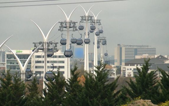 Fransa'nın ilk şehir içi teleferiği Paris'te hizmete açılıyor.