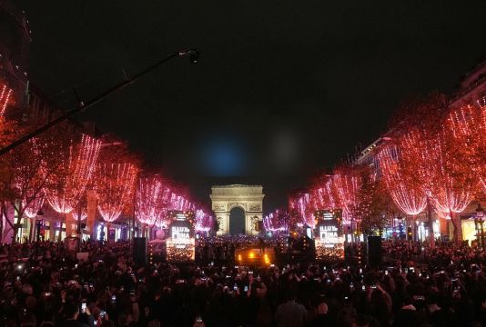 Paris'in ünlü Şanzelize Caddesi ışıklarla renklendi.